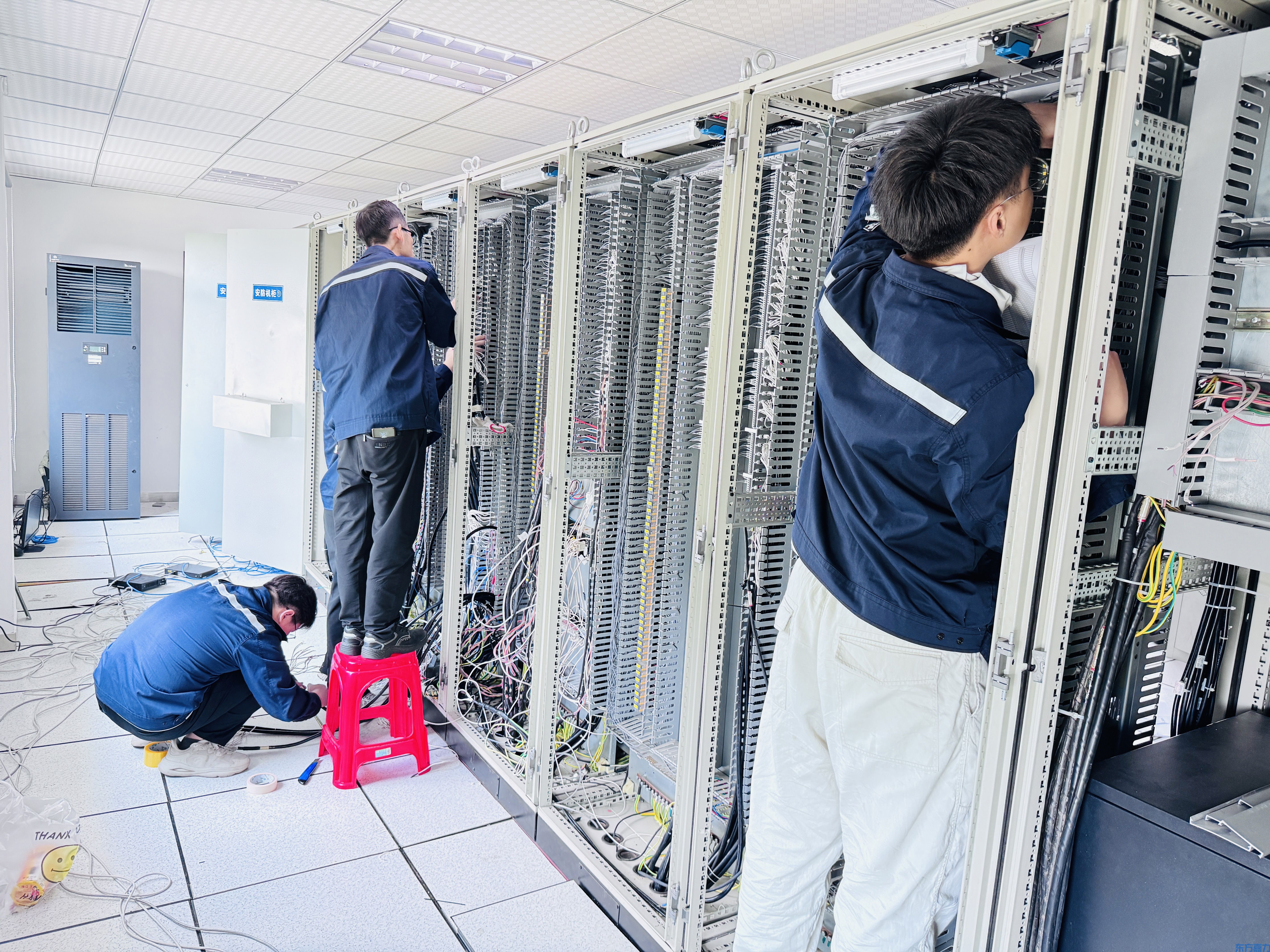 项目现场工作照2-深圳机柜拆装.jpg